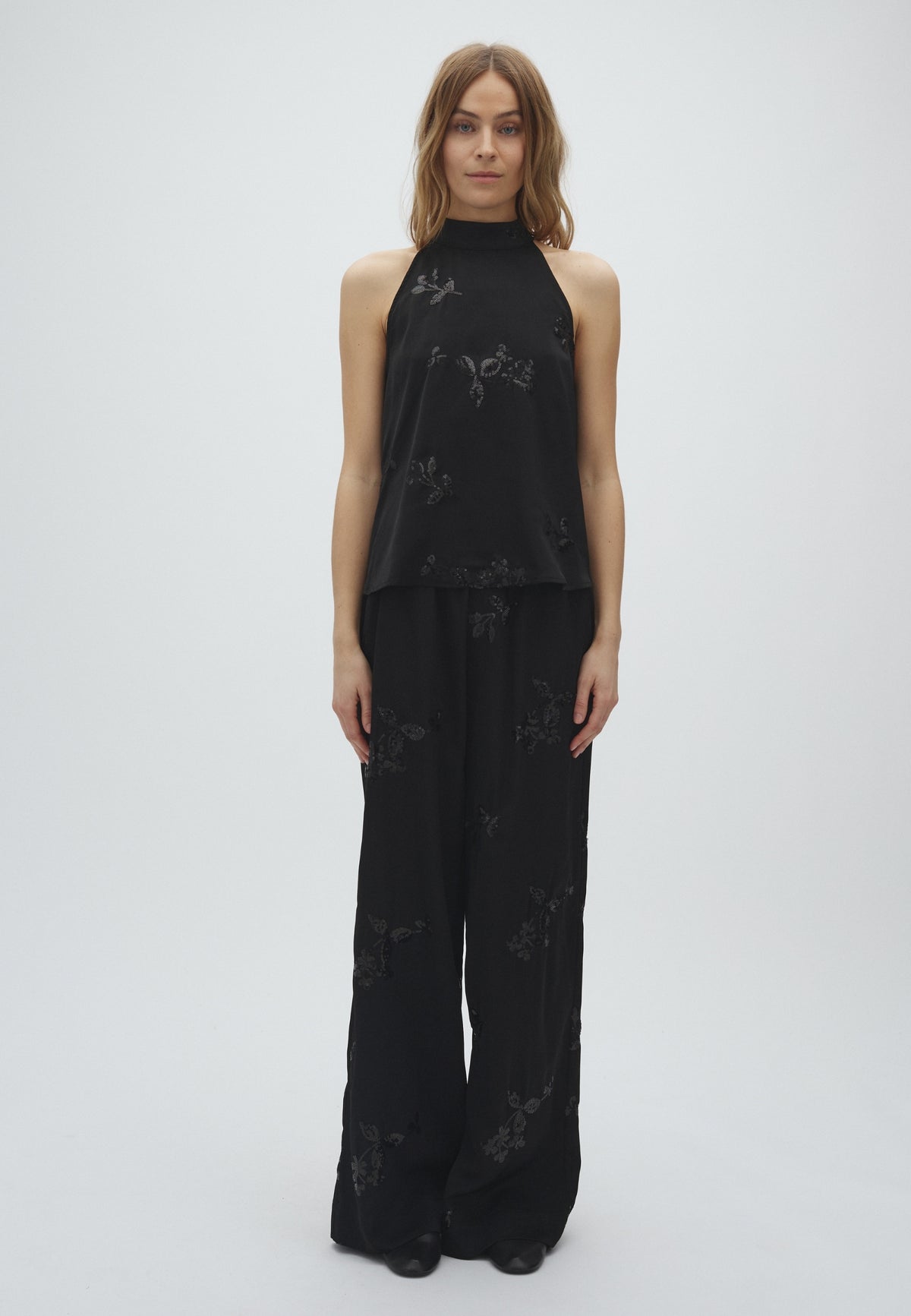 Palet-M_Black_Model_4