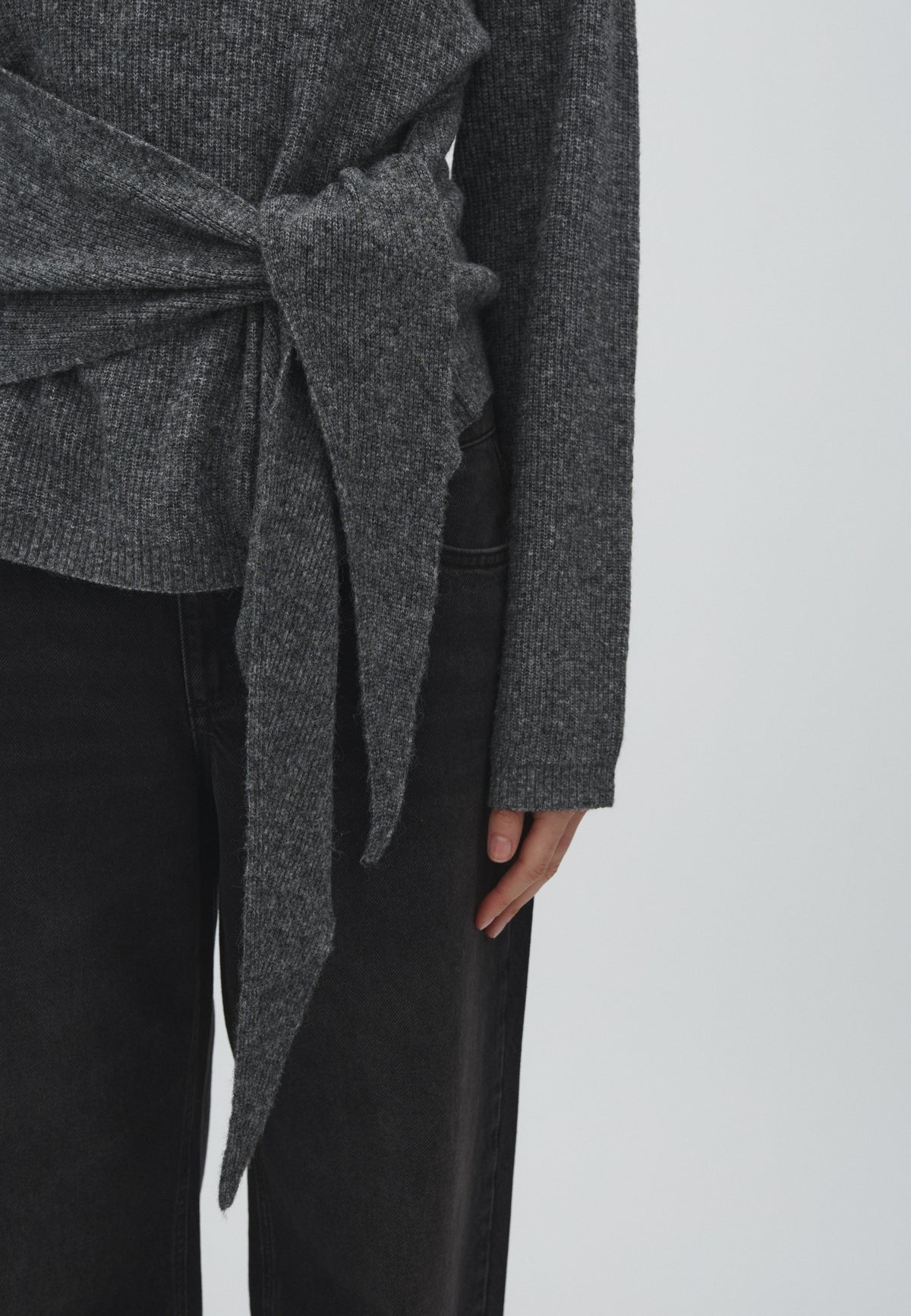 Sula-M_Charcoal Melange_Model_1