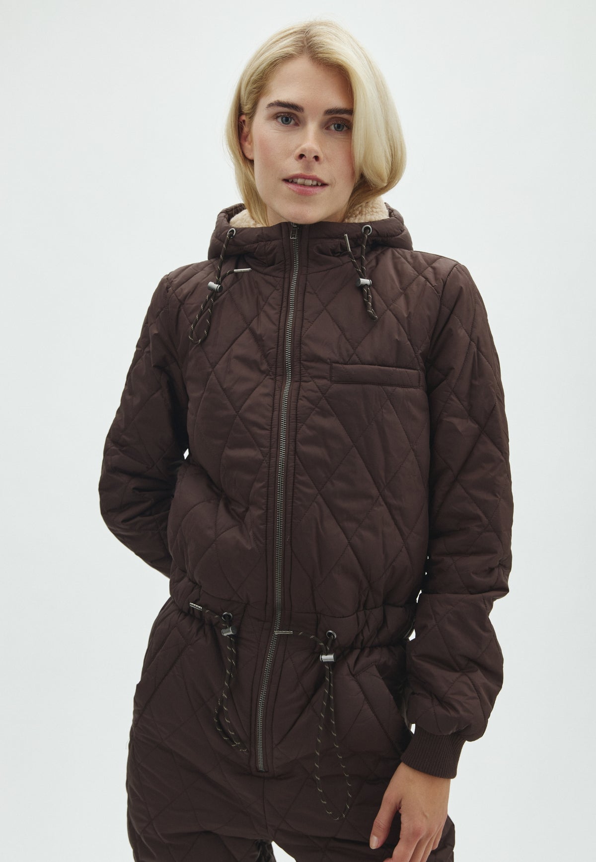 Isolde T-M_Dark Coffee_Model_1