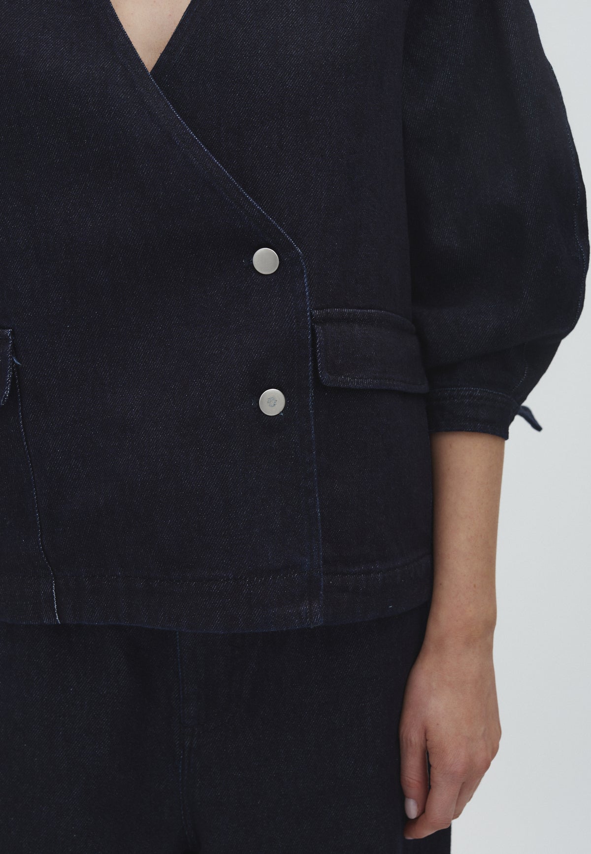Haloan-M_Dark Blue_Model_1