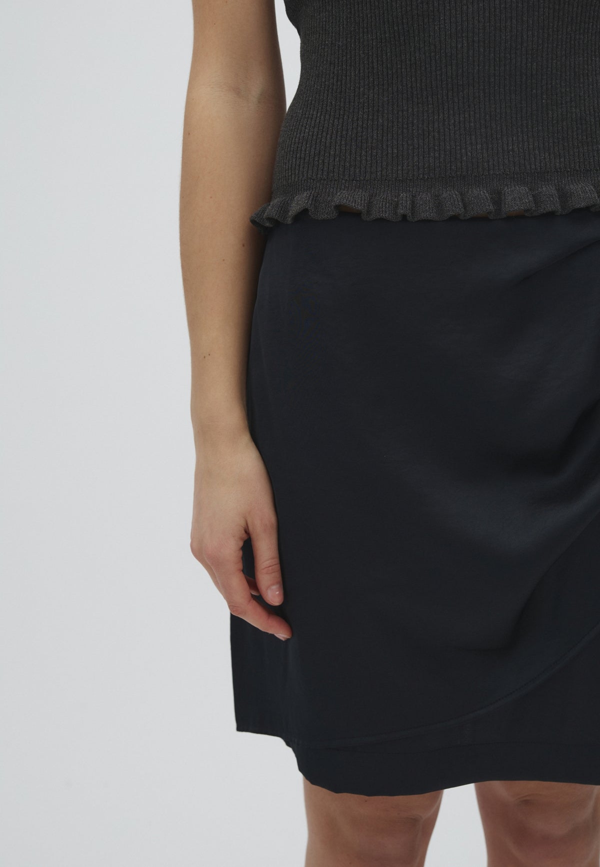 Avonlea-M_Black_Model_1